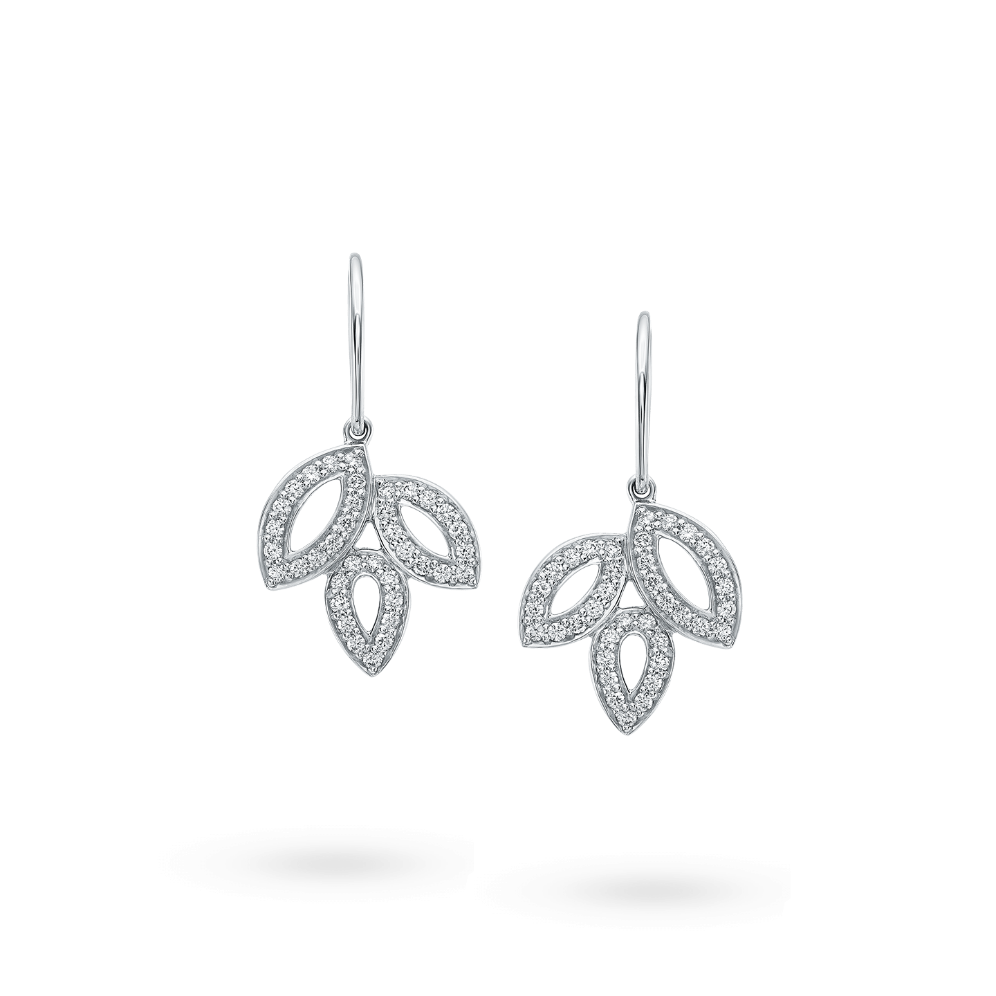 Vue de face de la Dormeuses Lily Cluster en platine et diamant, Small