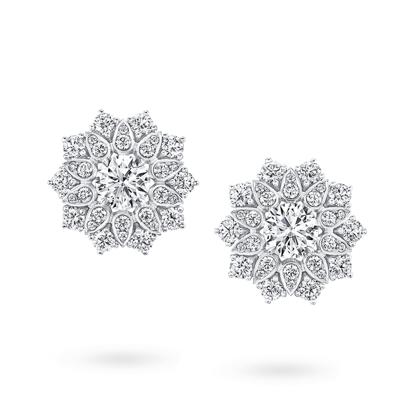 Vue de face de la Boucles d'oreilles Lotus Cluster en diamant, Large