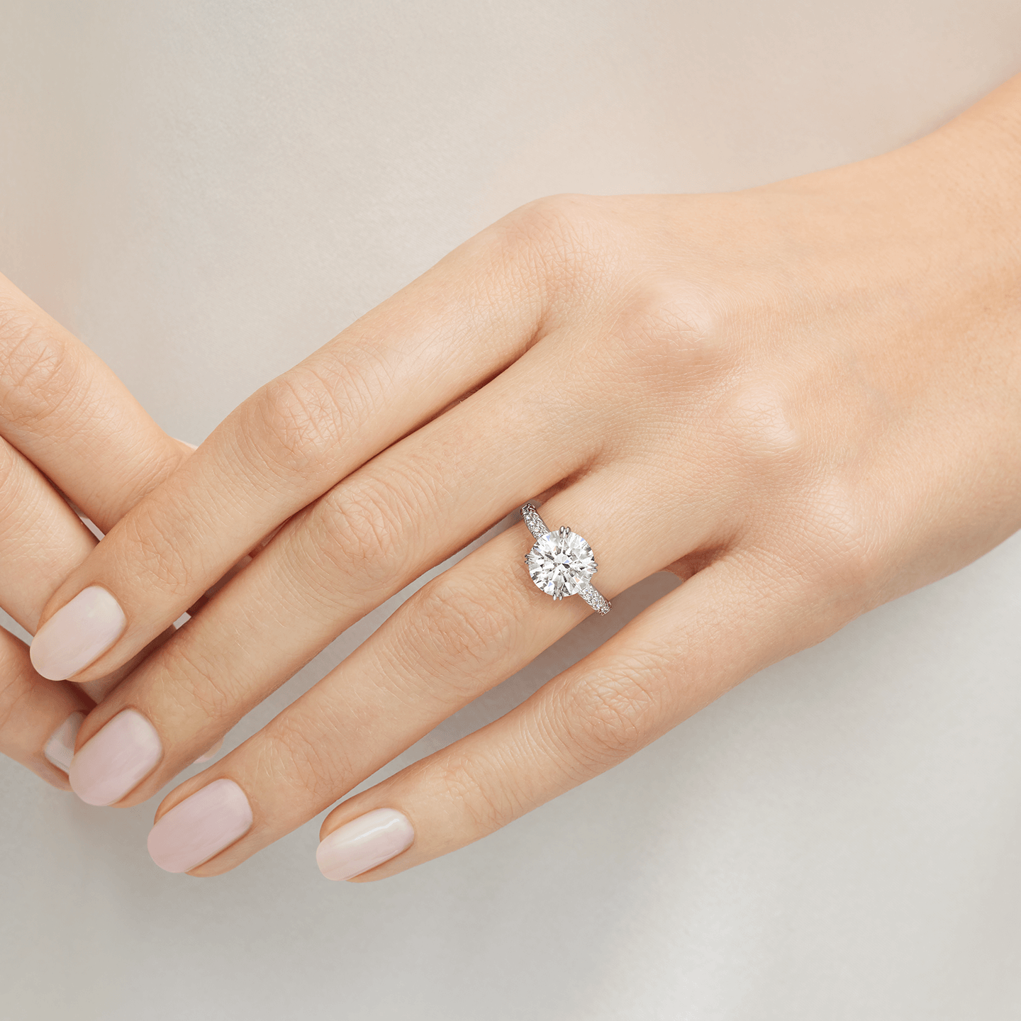 Bague de fiançailles Brilliant Love en diamant  présentée sur un modèle 