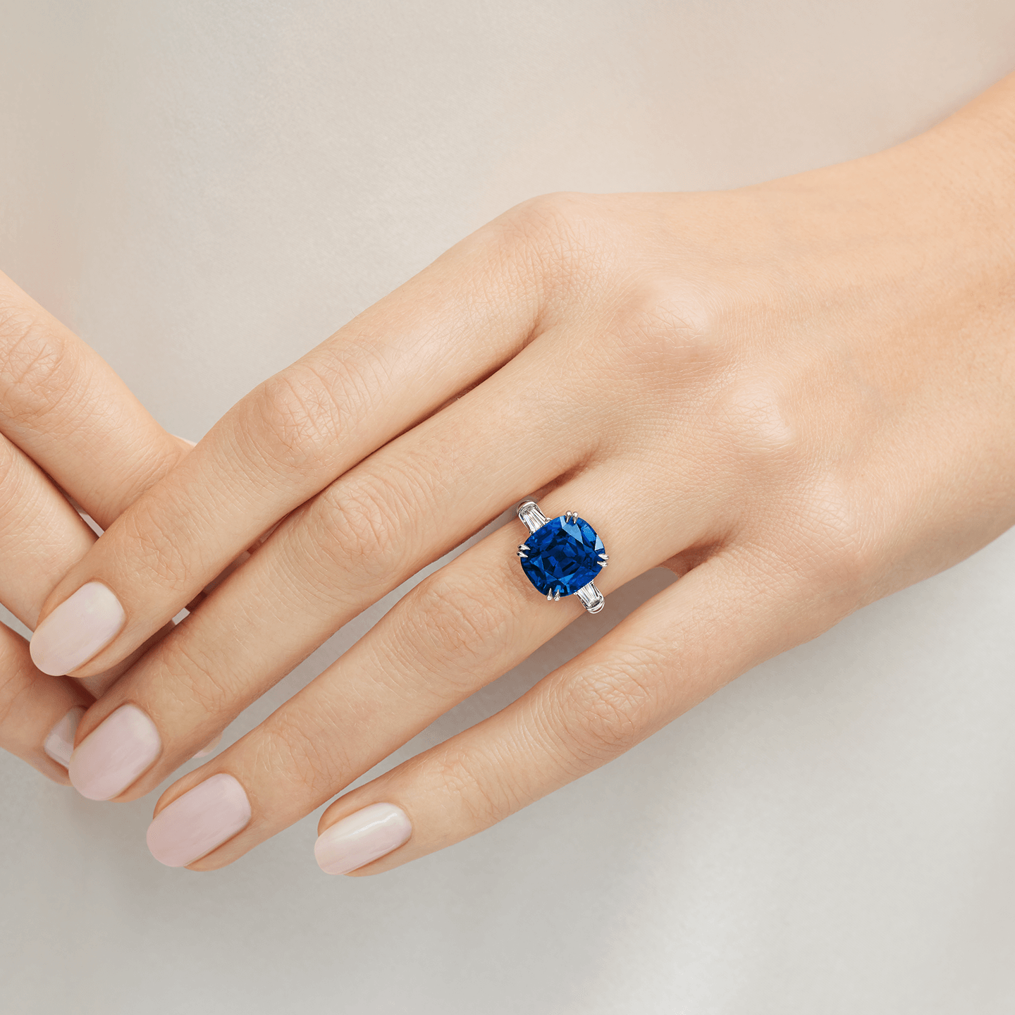 Bague Classic Winston en saphir taille coussin présentée sur un modèle 