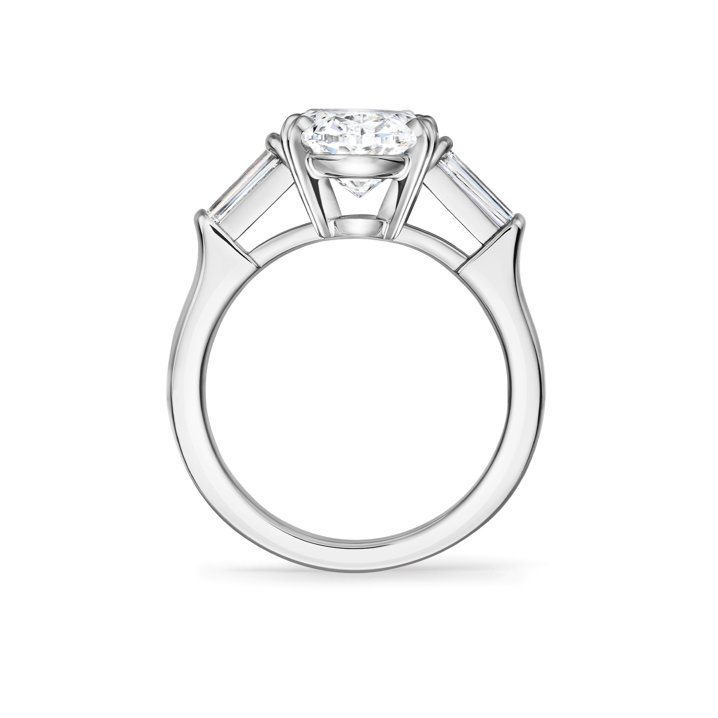 Vue latérale de la Bague de fiançailles Classic Winston diamant taille ovale et diamants latéraux taille baguette