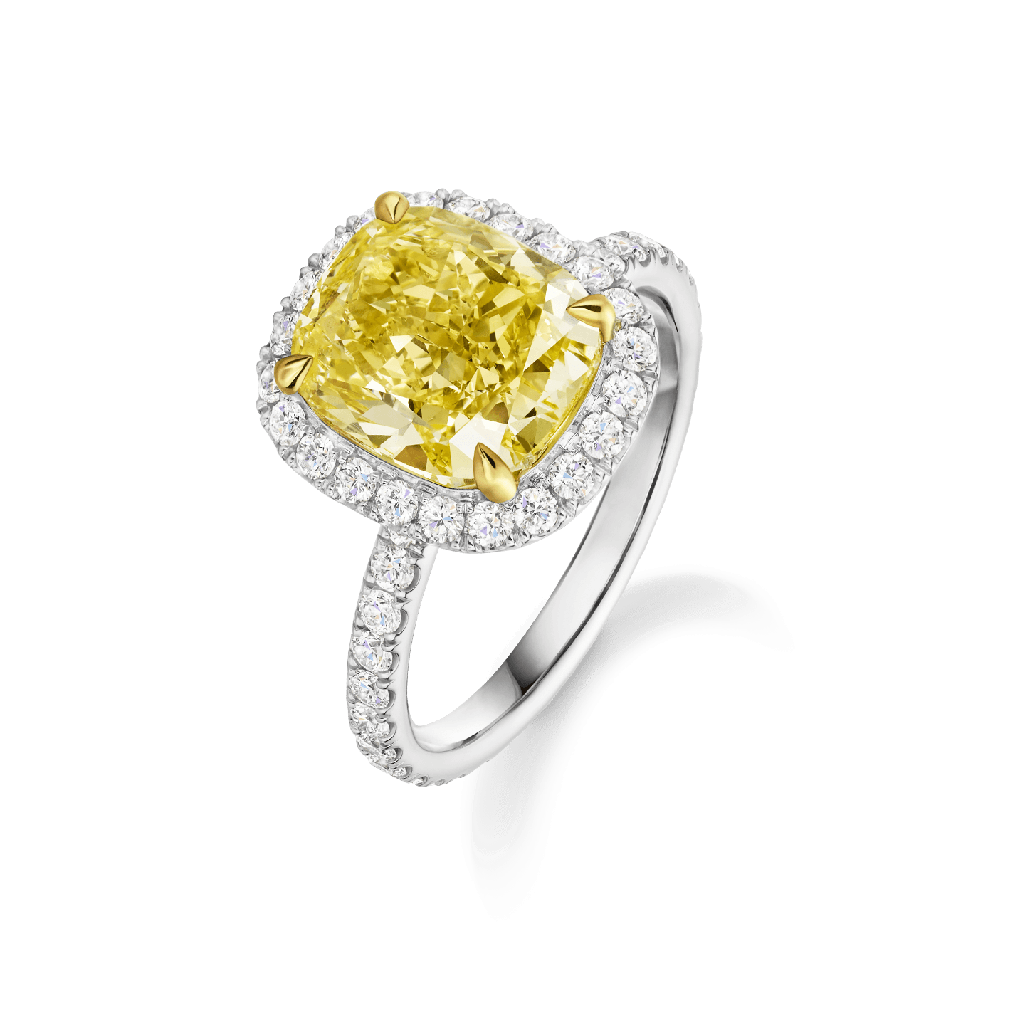 Vue en angle de la Bague diamant jaune taille coussin et micropavage