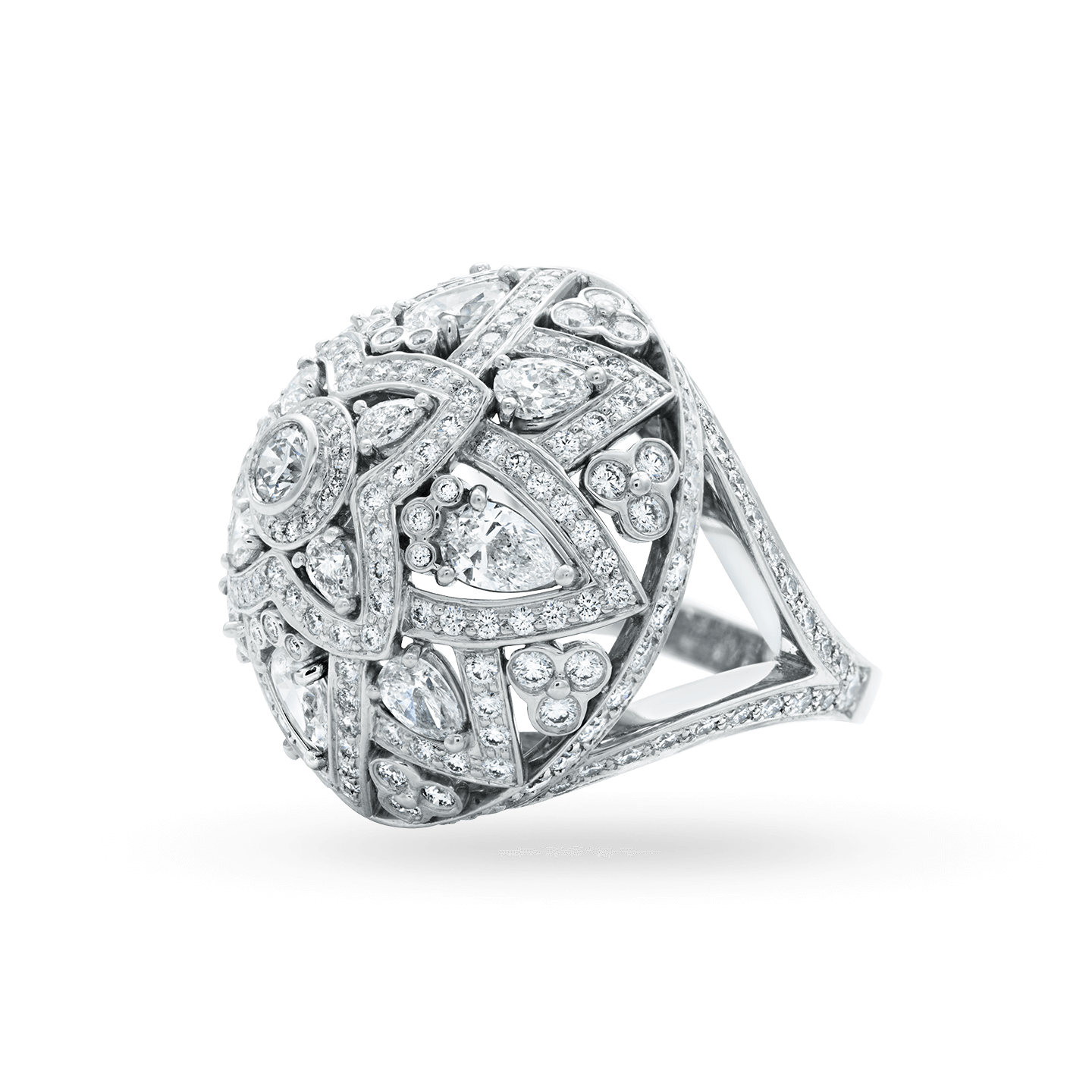 Vue en angle de la Bague Lotus en diamant