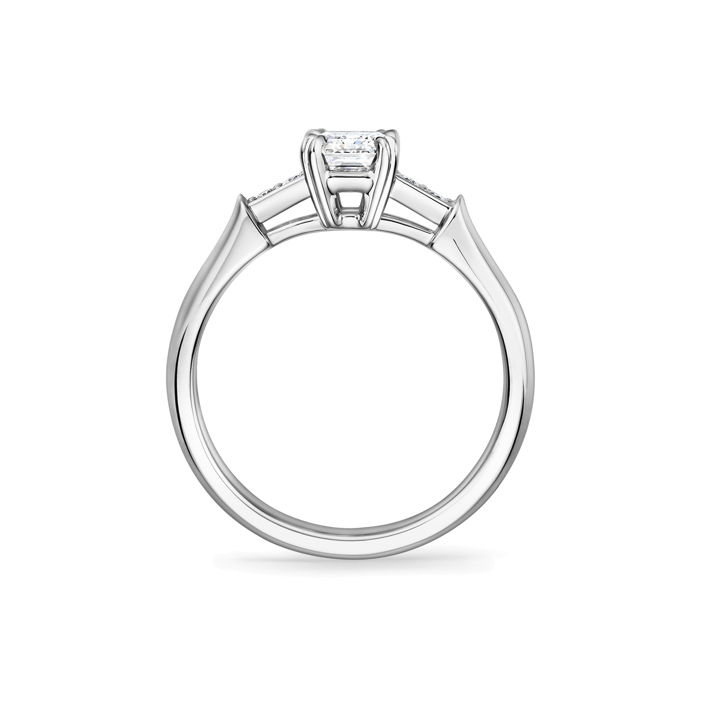 Vue latérale de la Bague de fiançailles Tryst diamant taille émeraude