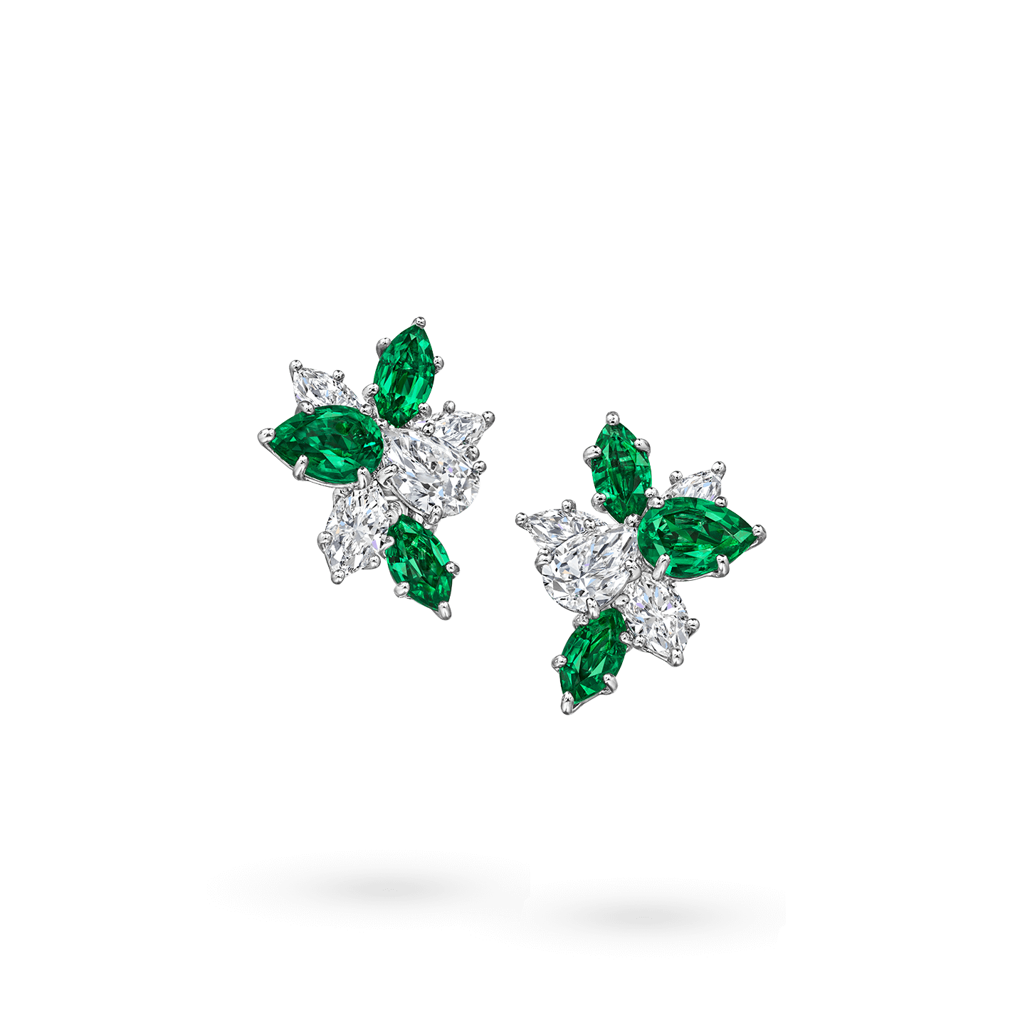 Vue de face de la Boucles d'oreilles Winston Cluster en émeraude et diamant